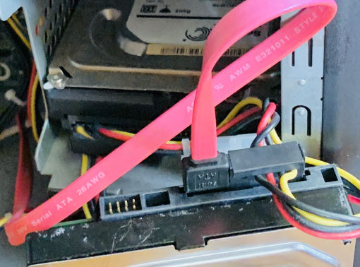 Festplatte verbunden mit SATA-Kabel